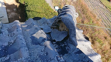 隅棟の鬼瓦止め漆喰が割れています。